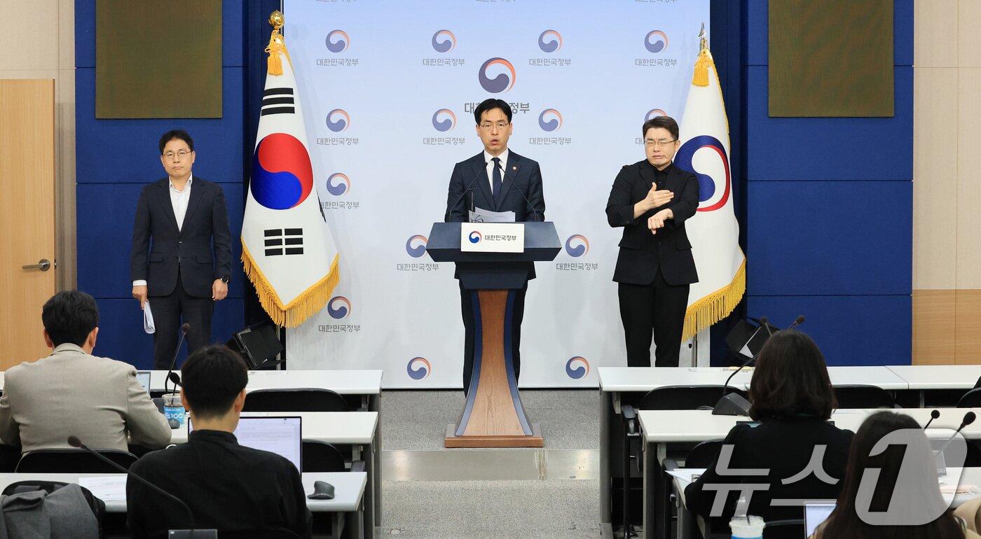 본문 이미지 - 김민재 행정안전부 차관이 26일 오전 서울 종로구 정부서울청사 별관에서 지방의원 임기만료 전 외유성 공무국외출장 방지 대책 브리핑을 하고 있다. 2025.11.26/뉴스1 ⓒ News1 임세영 기자