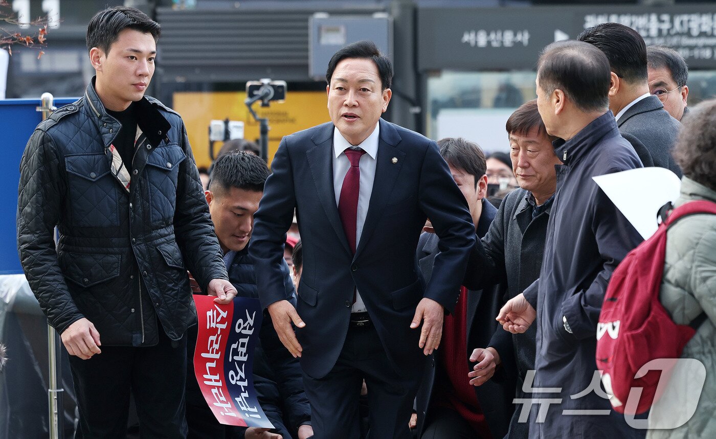 본문 이미지 - 김선교 국민의힘 의원이 26일 서울 종로구 광화문 KT 빌딩에 마련된 김건희 특검&#40;특별검사 민중기&#41; 사무실에 피의자 신분으로 출석하고 있다. 2025.11.26/뉴스1 ⓒ News1 박지혜 기자