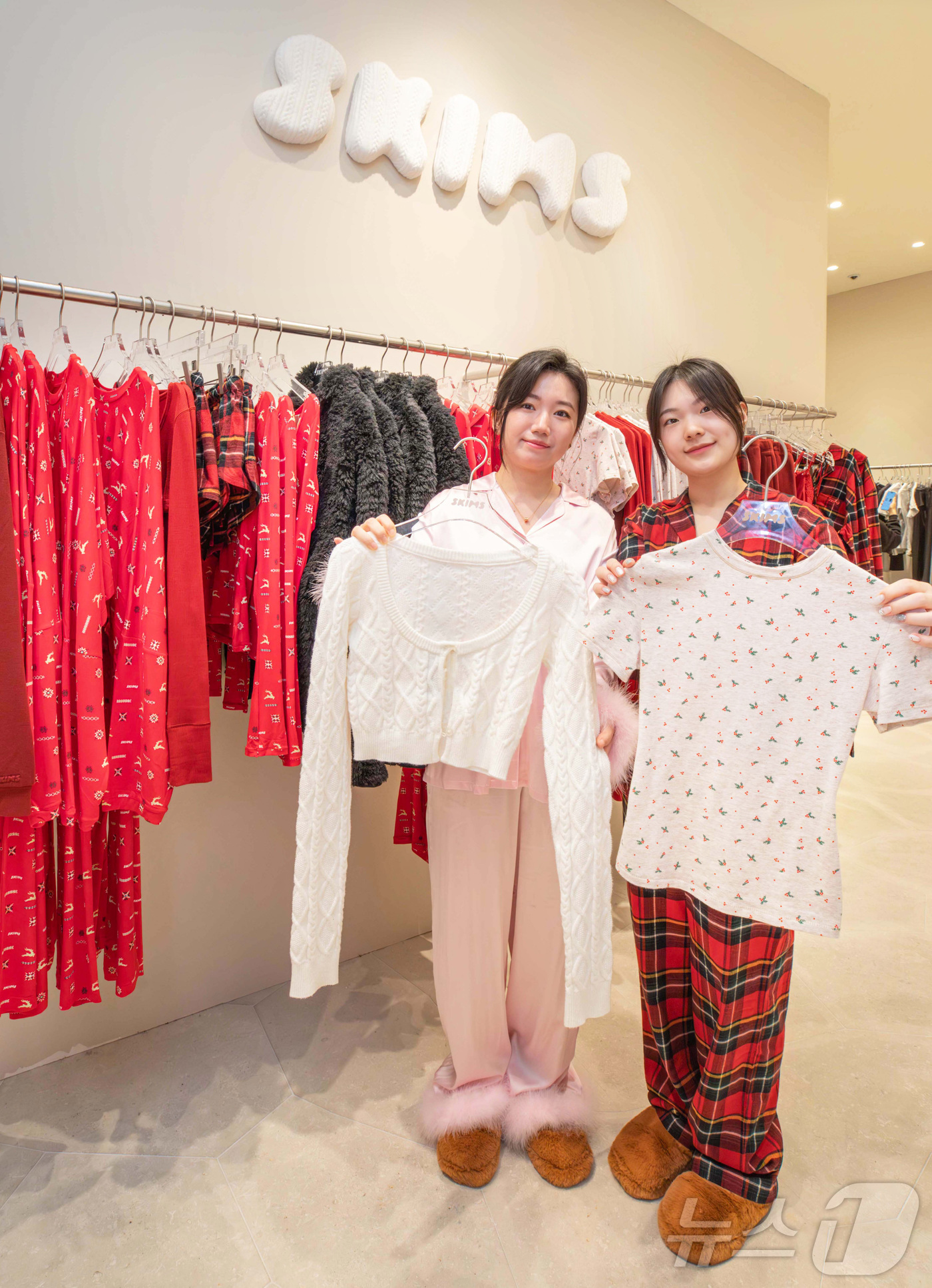 (서울=뉴스1) = 현대백화점그룹 계열 패션전문기업 한섬은 다음달 말까지 서울 성동구 성수동에 위치한 톰그레이하운드 'TOMG.(톰지)' 성수와 더현대 서울 2층 총 두 곳에서 미 …