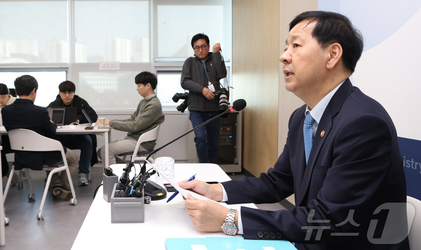 본문 이미지 - 구윤철 경제부총리 겸 기획재정부 장관이 26일 세종시 정부세종청사 기자실에서 출입기자단 기자 간담회를 열고 외환시장 등 최근 경제상황 관련 내용을 설명하고 있다. 2025.11.26/뉴스1 ⓒ News1 김기남 기자