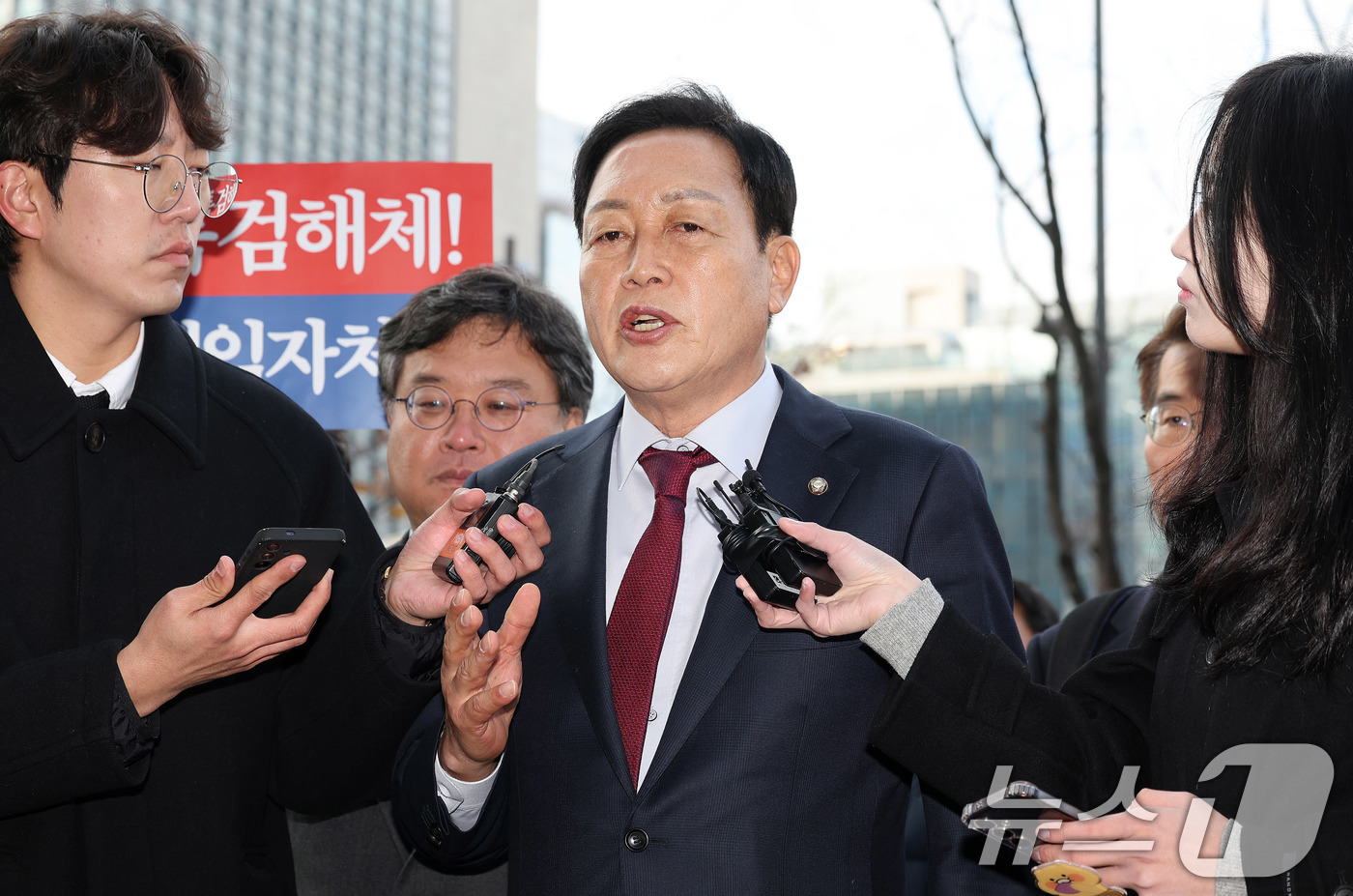 (서울=뉴스1) 박지혜 기자 = 김선교 국민의힘 의원이 26일 서울 종로구 광화문 KT 빌딩에 마련된 김건희 특검팀(특별검사 민중기)에 피의자 신분으로 출석하며 취재진 질문에 답하 …