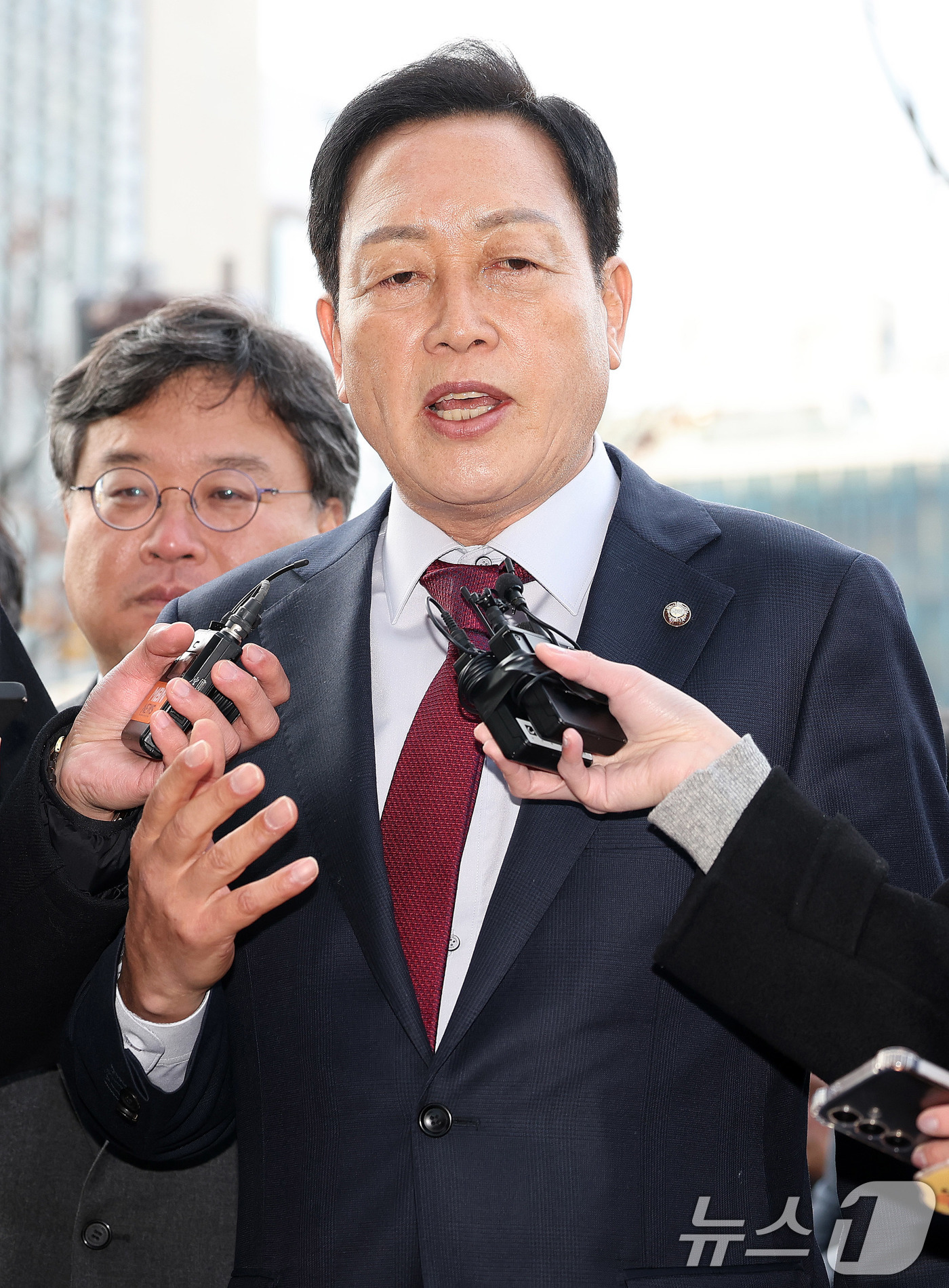 (서울=뉴스1) 박지혜 기자 = 김선교 국민의힘 의원이 26일 서울 종로구 광화문 KT 빌딩에 마련된 김건희 특검팀(특별검사 민중기)에 피의자 신분으로 출석하며 취재진 질문에 답하 …