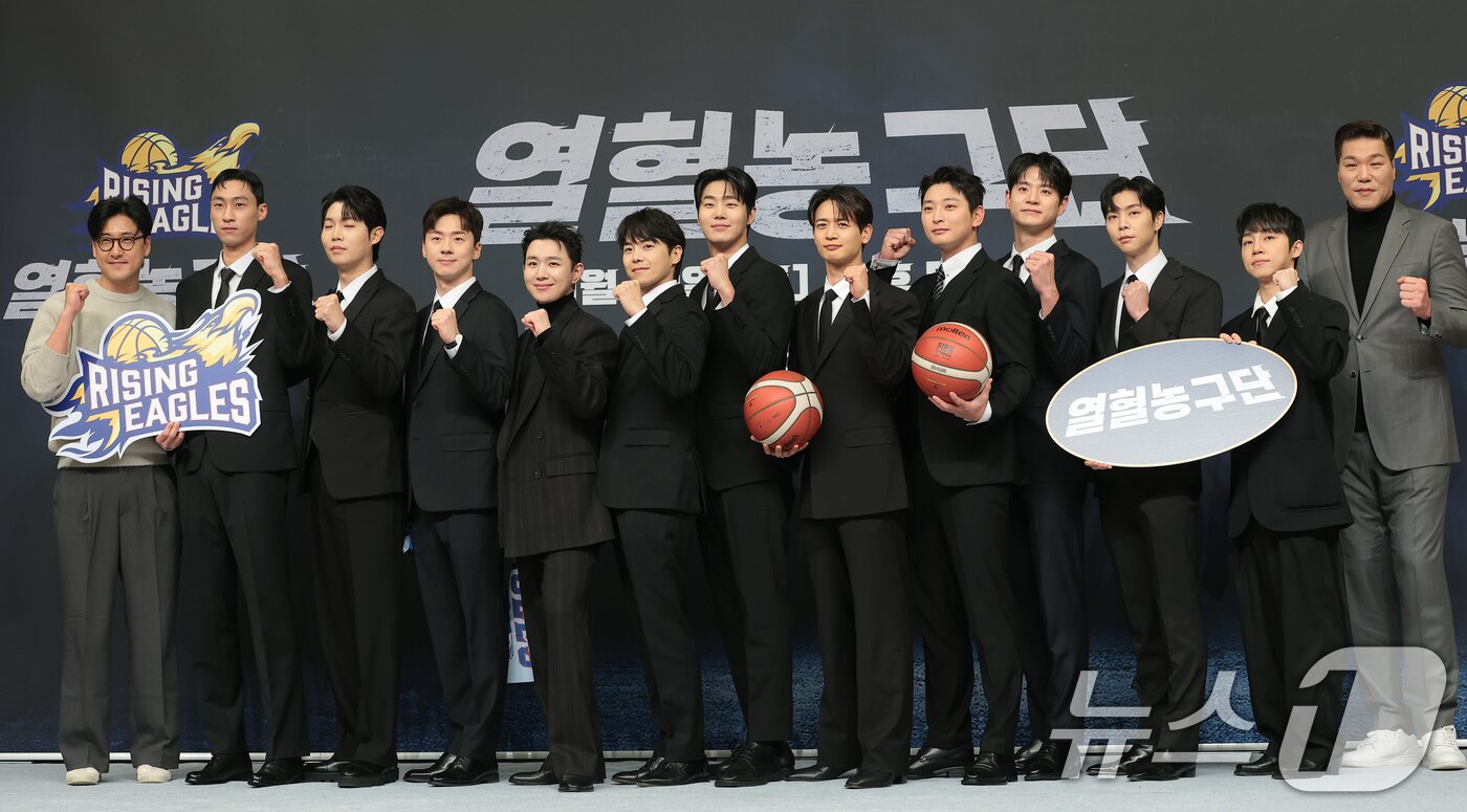 본문 이미지 - 서장훈 감독&#40;오른쪽&#41;과 서현석 PD&#40;왼쪽&#41;를 비롯한 선수들이 29일 오전 서울 양천구 목동 SBS에서 열린 새 농구 예능 프로그램 &#39;열혈농구단’ 제작발표회에 참석해 포즈를 취하고 있다. &#39;열혈농구단&#39;은 농구계의 전설 서장훈이 직접 만든 전설의 농구단 &#39;라이징이글스&#39;의 아시아 제패기를 다루는 예능이다. 2025.11.26/뉴스1 ⓒ News1 권현진 기자