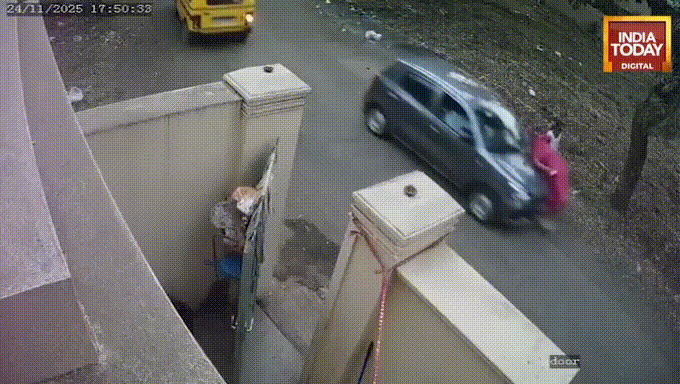 본문 이미지 - 인도 정당 시브 세나의 니르말라 가빗 전 주의원이 북서부 나시크에서 손자와 함께 걷다가 차량에 치여 중상을 입었다고 인디아 투데이가 25일(현지시간) 보도했다.