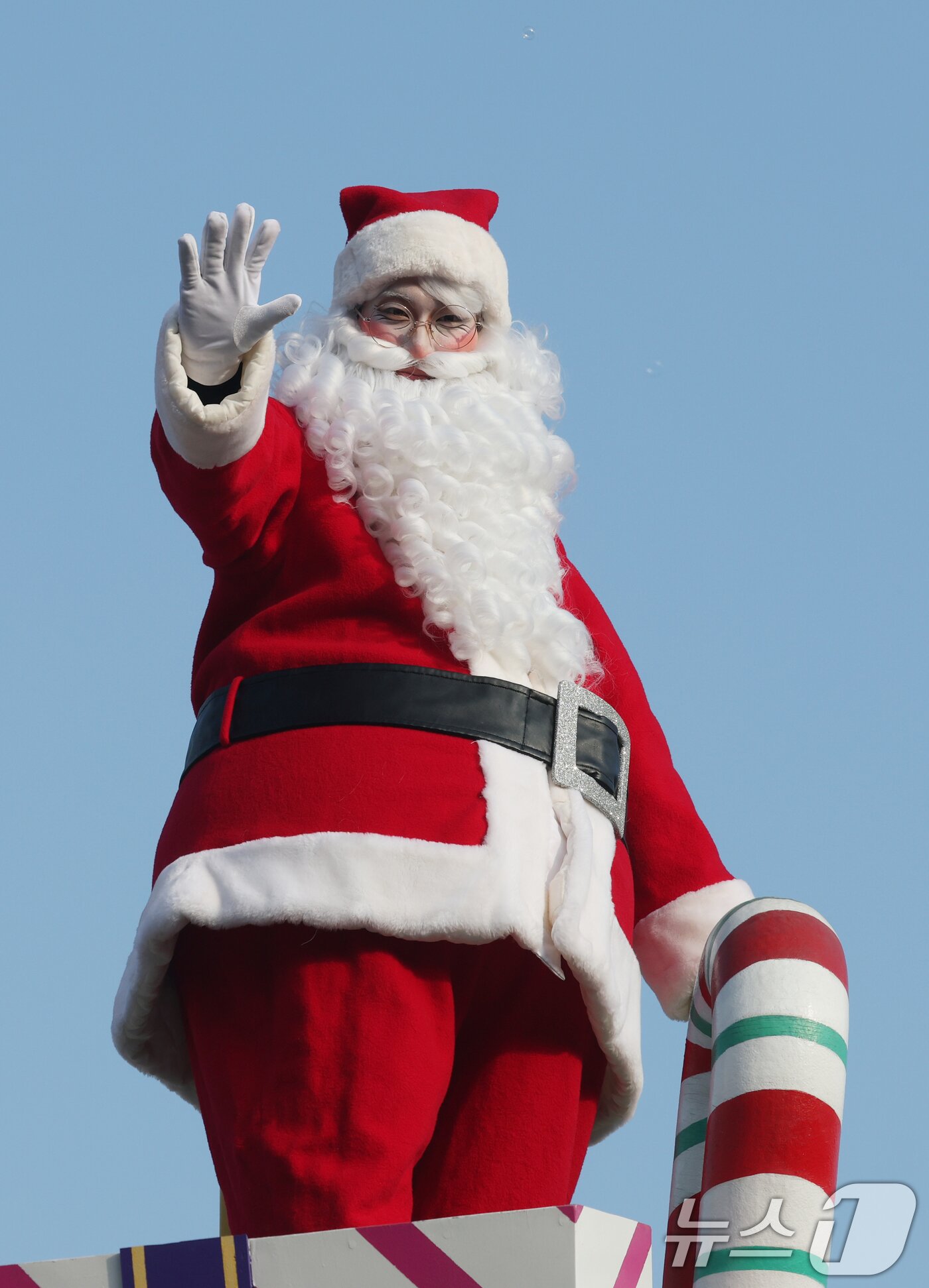 본문 이미지 - 26일 경기 용인시 처인구 에버랜드에서 크리스마스 판타지 &#39;블링블링 X-Mas 퍼레이드&#39; 공연 리허설을 하고 있다. 2025.11.26/뉴스1 ⓒ News1 김영운 기자