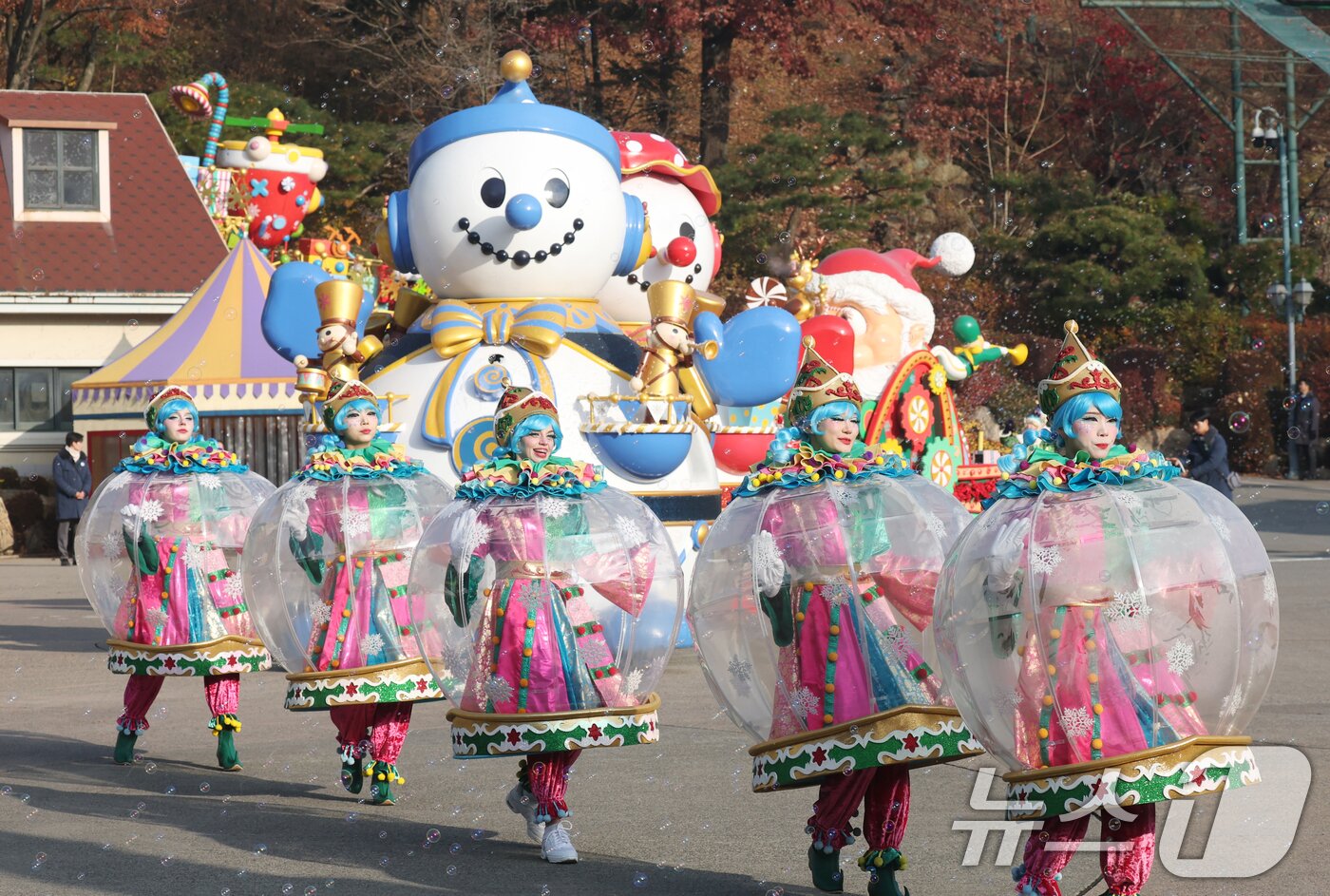 본문 이미지 - 26일 경기 용인시 처인구 에버랜드에서 크리스마스 판타지 &#39;블링블링 X-Mas 퍼레이드&#39; 공연 리허설을 하고 있다. 2025.11.26/뉴스1 ⓒ News1 김영운 기자