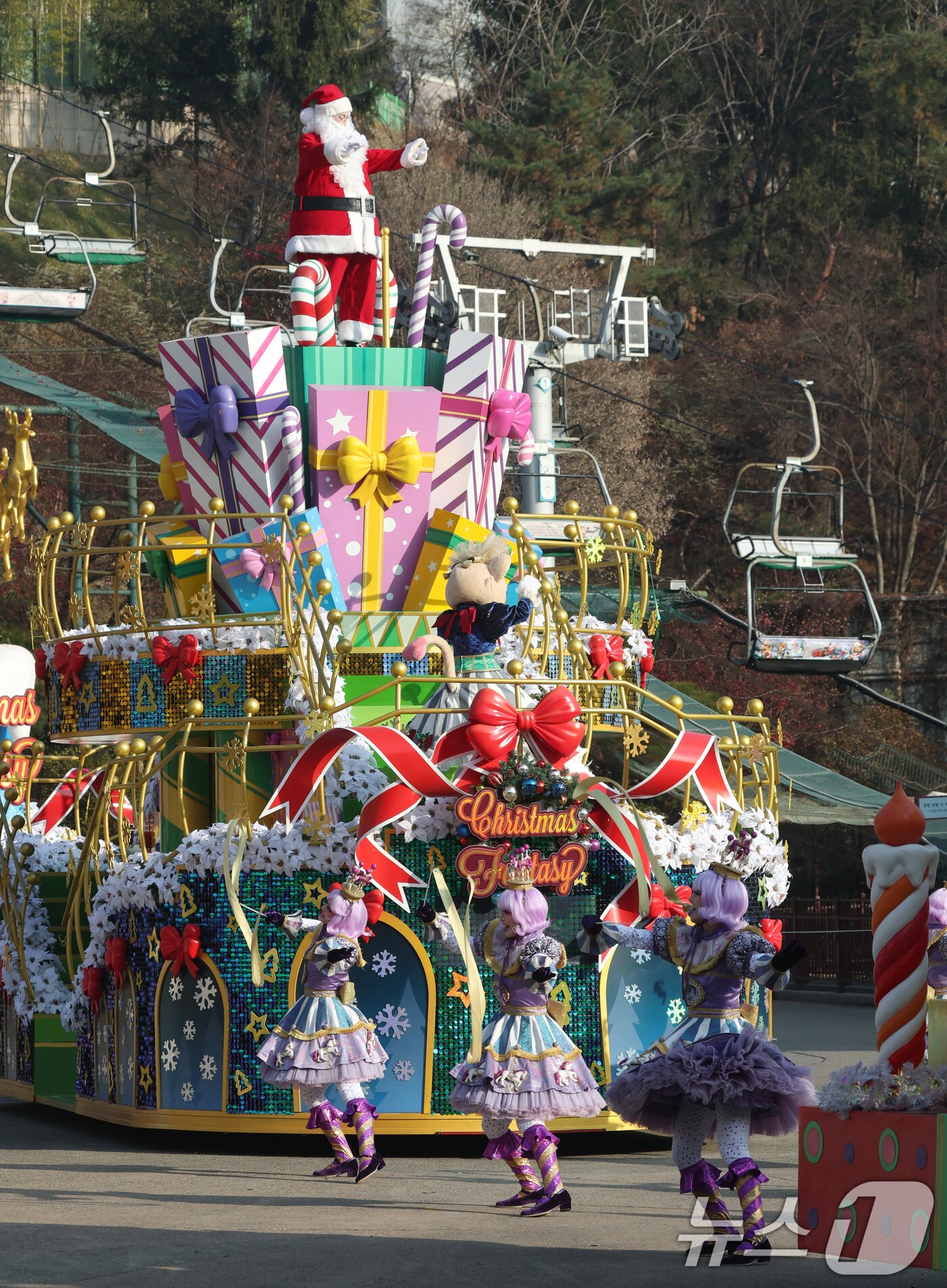 본문 이미지 - 26일 경기 용인시 처인구 에버랜드에서 크리스마스 판타지 &#39;블링블링 X-Mas 퍼레이드&#39; 공연 리허설을 하고 있다. 2025.11.26/뉴스1 ⓒ News1 김영운 기자