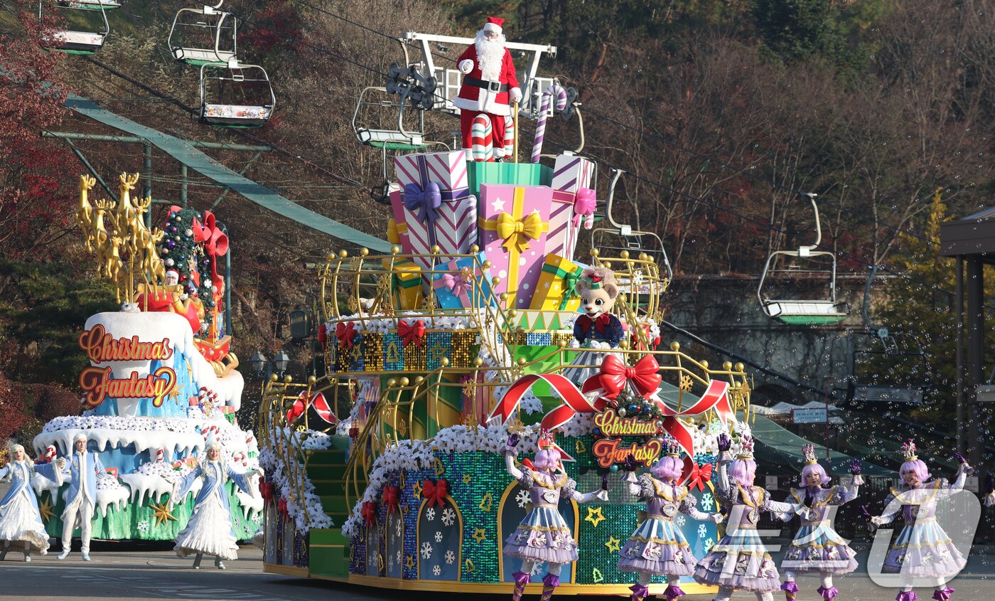 본문 이미지 - 26일 경기 용인시 처인구 에버랜드에서 크리스마스 판타지 &#39;블링블링 X-Mas 퍼레이드&#39; 공연 리허설을 하고 있다. 2025.11.26/뉴스1 ⓒ News1 김영운 기자