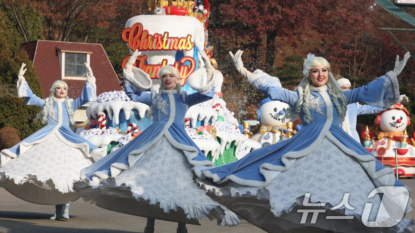 본문 이미지 - 26일 경기 용인시 처인구 에버랜드에서 크리스마스 판타지 &#39;블링블링 X-Mas 퍼레이드&#39; 공연 리허설을 하고 있다. 2025.11.26/뉴스1 ⓒ News1 김영운 기자