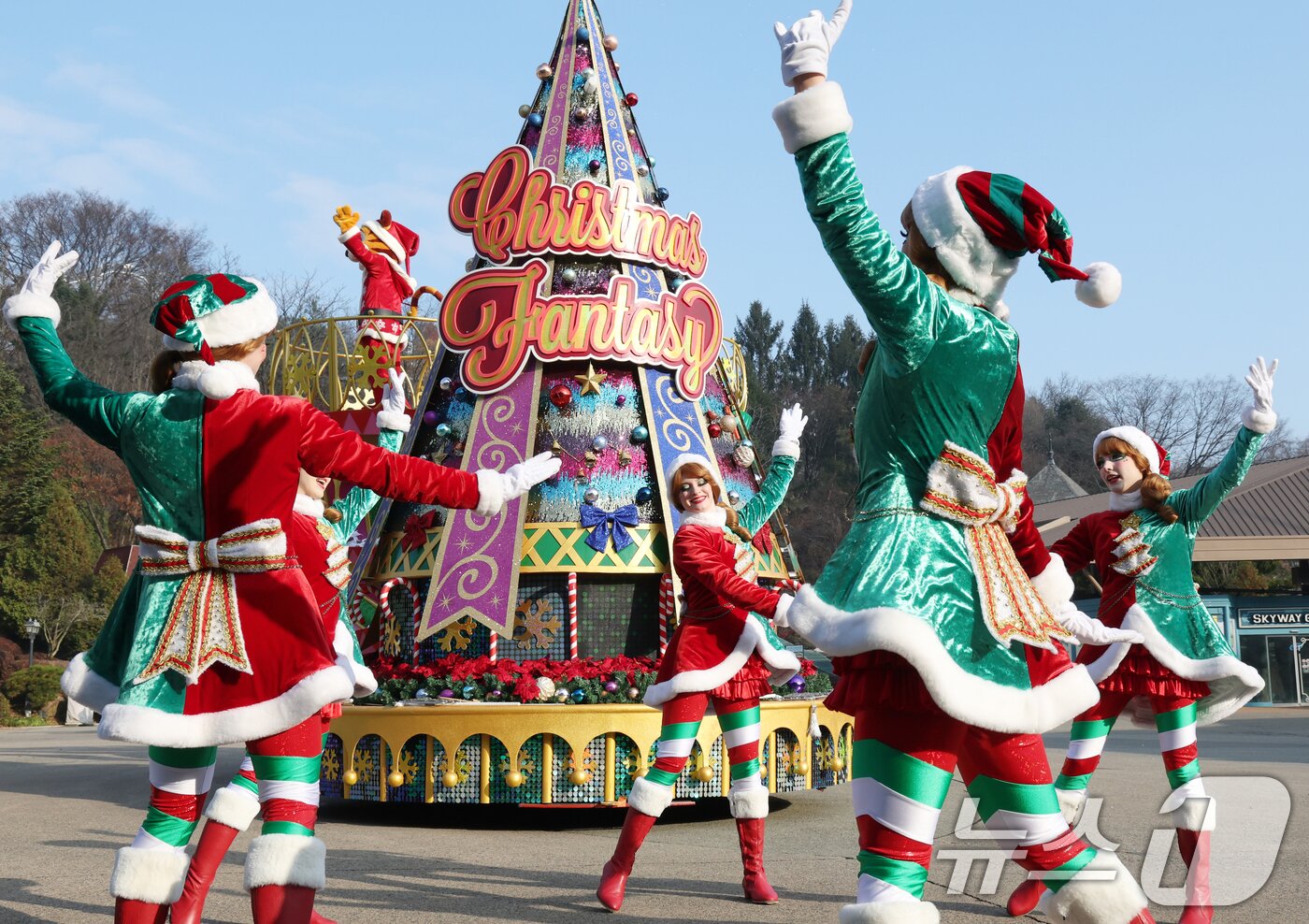 본문 이미지 - 26일 경기 용인시 처인구 에버랜드에서 크리스마스 판타지 &#39;블링블링 X-Mas 퍼레이드&#39; 공연 리허설을 하고 있다. 2025.11.26/뉴스1 ⓒ News1 김영운 기자