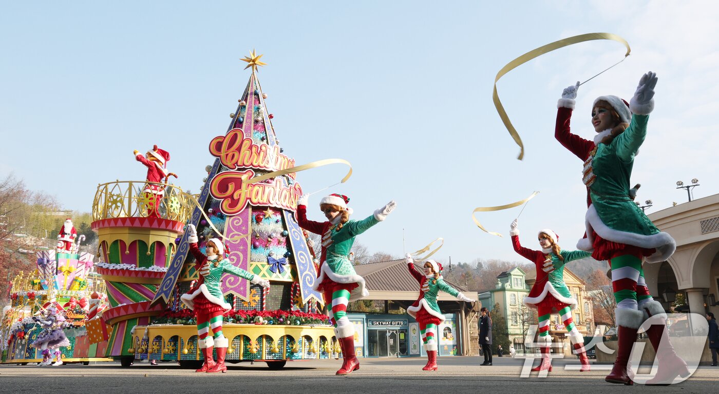 본문 이미지 - 26일 경기 용인시 처인구 에버랜드에서 크리스마스 판타지 &#39;블링블링 X-Mas 퍼레이드&#39; 공연 리허설을 하고 있다. 2025.11.26/뉴스1 ⓒ News1 김영운 기자