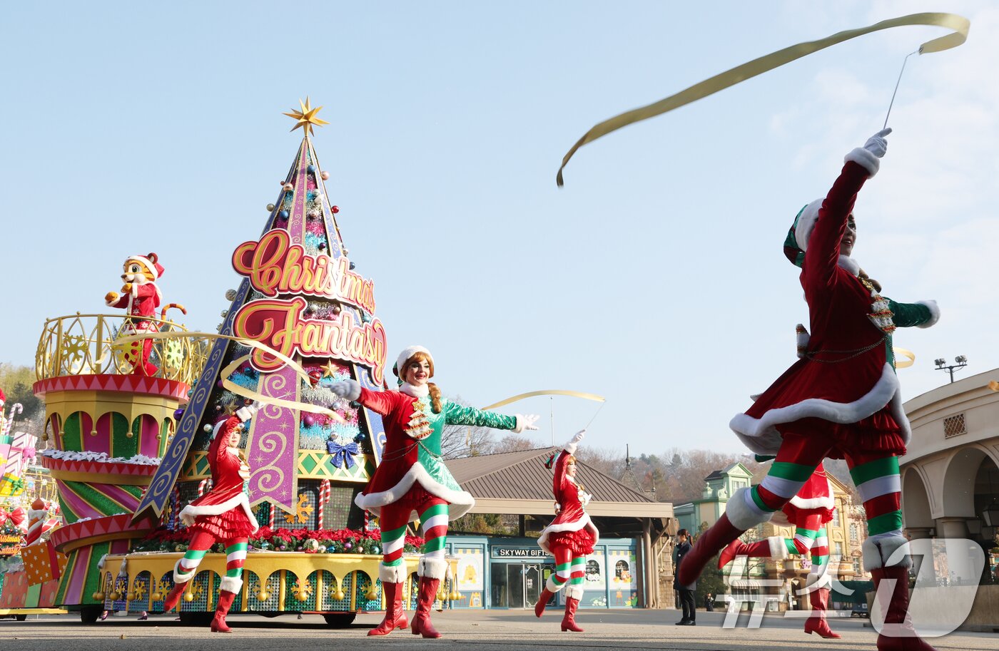 본문 이미지 - 26일 경기 용인시 처인구 에버랜드에서 크리스마스 판타지 &#39;블링블링 X-Mas 퍼레이드&#39; 공연 리허설을 하고 있다. 2025.11.26/뉴스1 ⓒ News1 김영운 기자