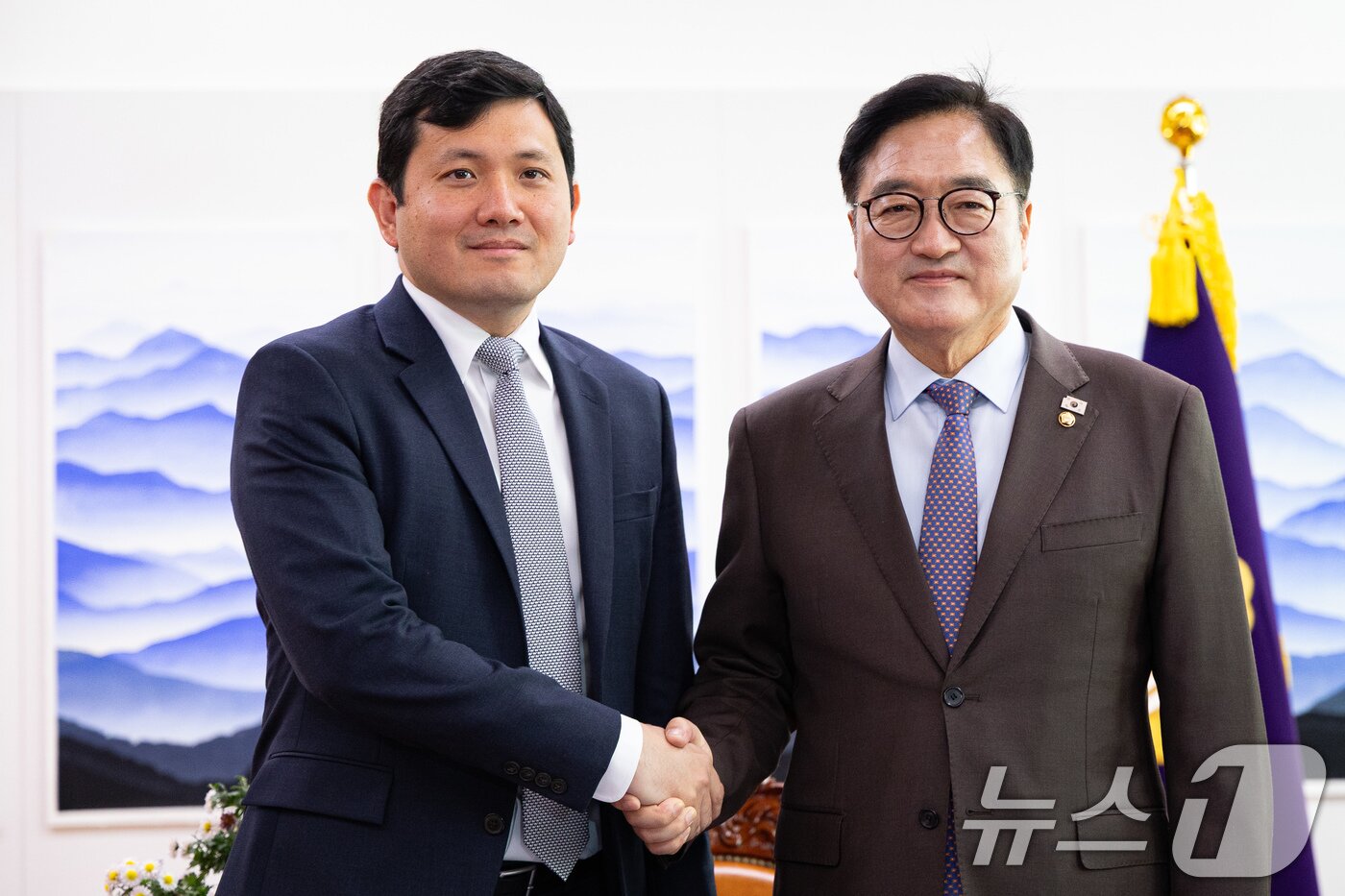 본문 이미지 - 우원식 국회의장이 26일 서울 여의도 국회에서 케빈 김 주한미국대사대리를 접견, 기념 촬영을 하고 있다. 2025.11.26/뉴스1 ⓒ News1 유승관 기자