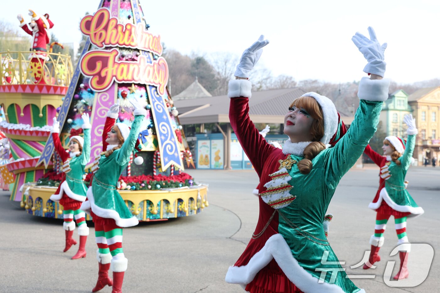 본문 이미지 - 26일 경기 용인시 처인구 에버랜드에서 크리스마스 판타지 &#39;블링블링 X-Mas 퍼레이드&#39; 공연 리허설을 하고 있다. 2025.11.26/뉴스1 ⓒ News1 김영운 기자