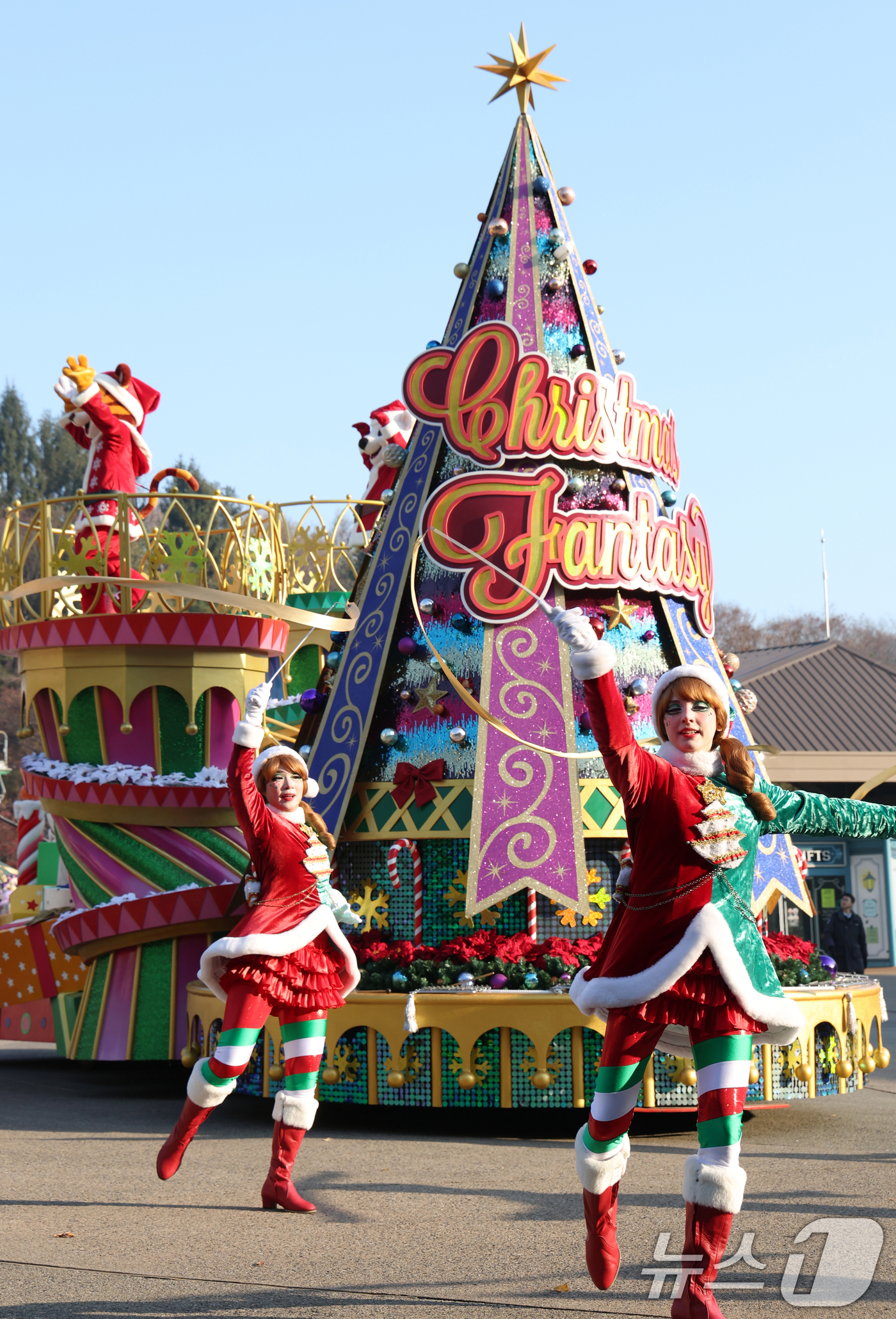 (용인=뉴스1) 김영운 기자 = 26일 경기 용인시 처인구 에버랜드에서 크리스마스 판타지 '블링블링 X-Mas 퍼레이드' 공연 리허설을 하고 있다.에버랜드는 오는 28일부터 12월 …