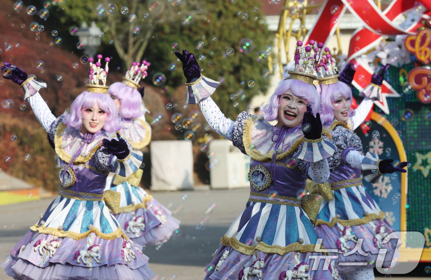 본문 이미지 - 26일 경기 용인시 처인구 에버랜드에서 크리스마스 판타지 &#39;블링블링 X-Mas 퍼레이드&#39; 공연 리허설을 하고 있다. 2025.11.26/뉴스1 ⓒ News1 김영운 기자