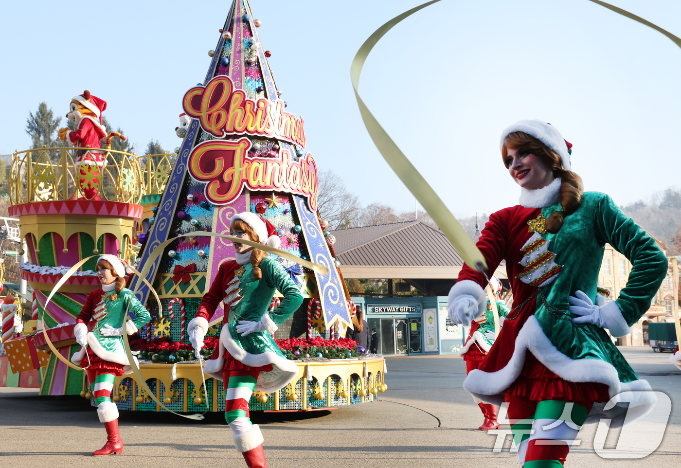 (용인=뉴스1) 김영운 기자 = 26일 경기 용인시 처인구 에버랜드에서 크리스마스 판타지 '블링블링 X-Mas 퍼레이드' 공연 리허설을 하고 있다.에버랜드는 오는 28일부터 12월 …