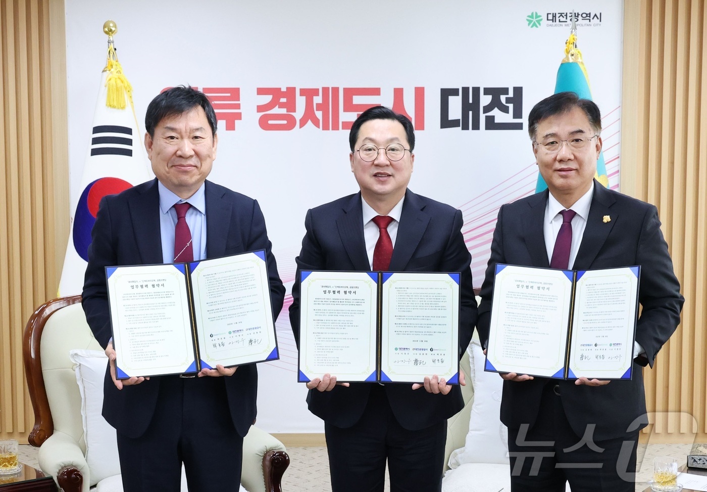 (대전=뉴스1) 이동원 기자 = 대전시는 26일 시청 응접실에서 대전관광공사, ㈜인섹트바이오텍과 함께 ‘꿈돌이 닥터몽몽’ 출시를 위한 공동브랜딩 업무협약을 체결했다.이번 협약은 캐 …