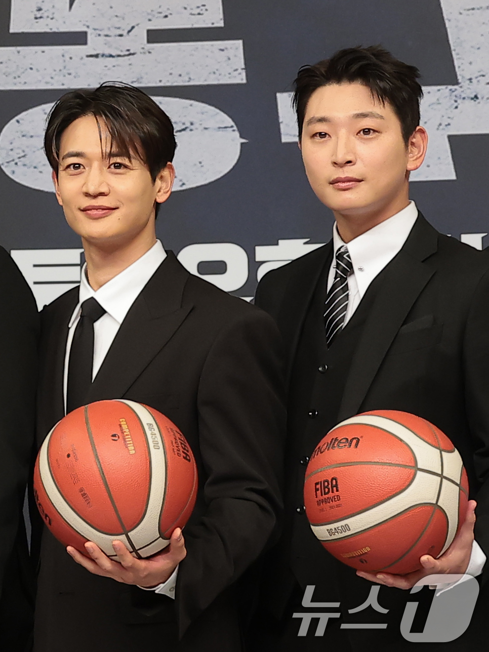 (서울=뉴스1) 권현진 기자 = 가수 민호와 정진운(오른쪽)이 29일 오전 서울 양천구 목동 SBS에서 열린 새 농구 예능 프로그램 '열혈농구단’ 제작발표회에 참석해 포즈를 취하고 …