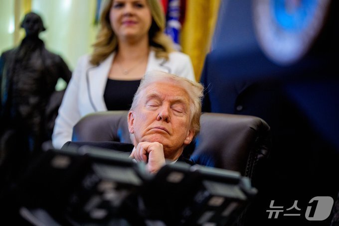 본문 이미지 - 도널드 트럼프 미국 대통령이 8일&#40;현지시간&#41; 백악관에서 행사 도중 조는 모습이 포착됐다. &#40;출처=엑스&#41; 2025.11.08./뉴스1