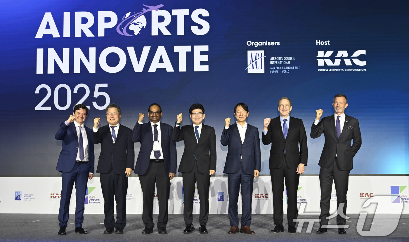 (서울=뉴스1) 박지혜 기자 = 이정기 한국공항공사 사장직무대행(가운데)이 26일 시그니엘 부산에서 열린 '에어포츠 이노베이트(ACI Airports Innovate) 2025'에 …