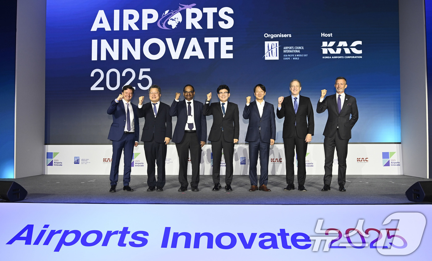 (서울=뉴스1) 박지혜 기자 = 이정기 한국공항공사 사장직무대행(가운데)이 26일 시그니엘 부산에서 열린 '에어포츠 이노베이트(ACI Airports Innovate) 2025'에 …