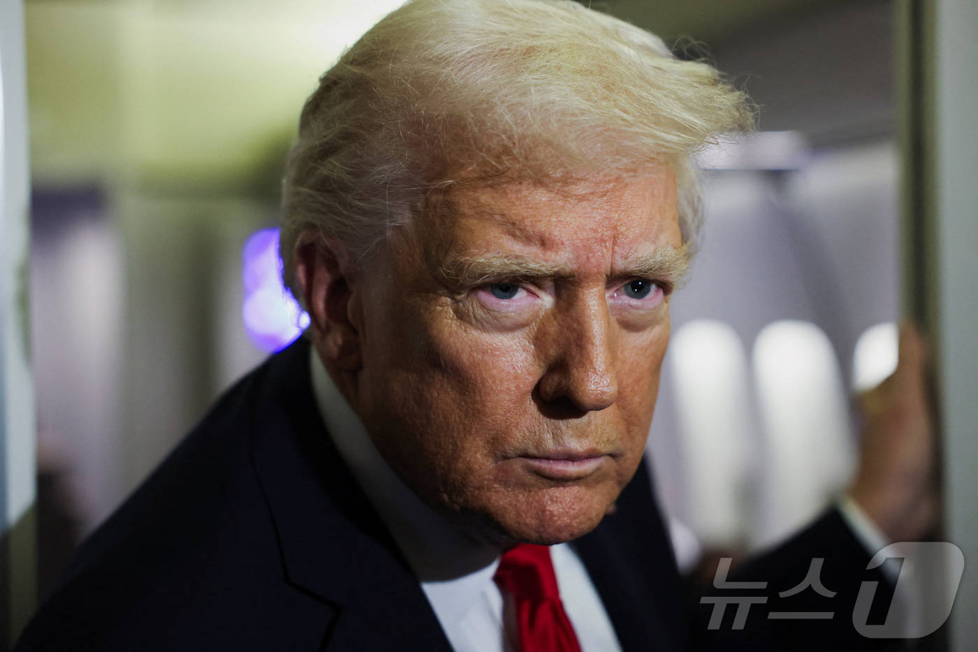 (로이터=뉴스1) 김지완 기자 = 25일(현지시간) 도널드 트럼프 미국 대통령이 추수감사절 휴가를 보내기 위해 플로리다로 향하는 대통령 전용기 '에어포스원'에서 기자 질문을 경청하 …