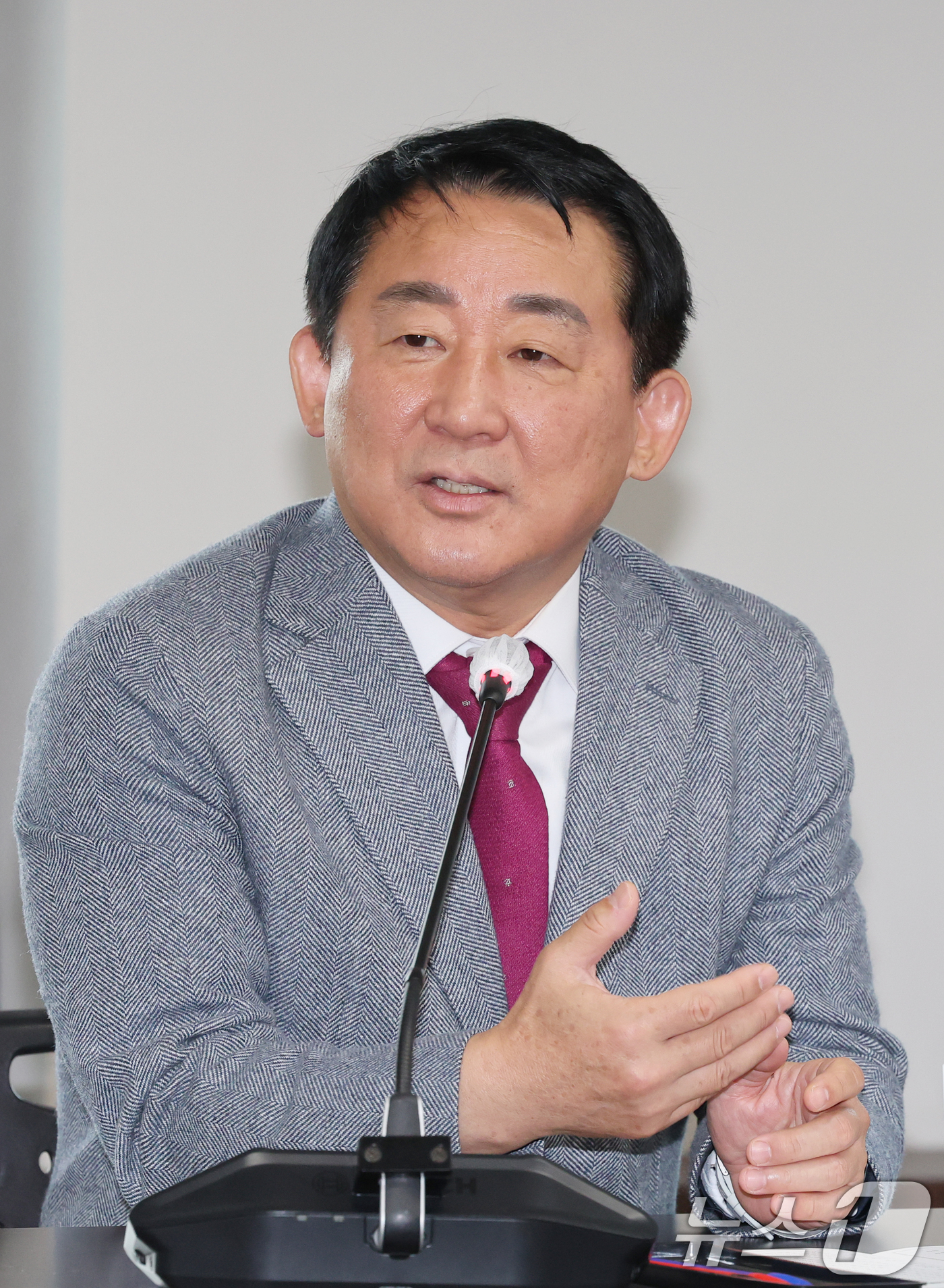 (대전=뉴스1) 김기태 기자 = 서철모 대전 서구청장이 26일 구청에서 열린 전세사기 피해예방 상담소 운영 간담회에 참석해 공인중개사들과 의견을 나누고 있다.전세사기 피해예방 상담 …