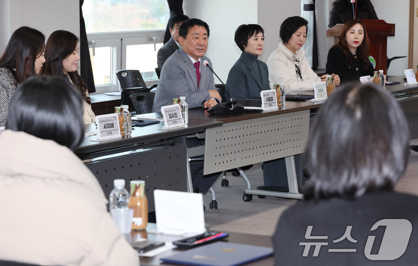 (대전=뉴스1) 김기태 기자 = 서철모 대전 서구청장이 26일 구청에서 열린 전세사기 피해예방 상담소 운영 간담회에 참석해 공인중개사들과 의견을 나누고 있다.전세사기 피해예방 상담 …