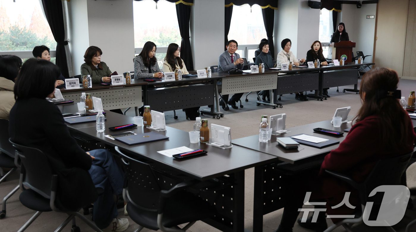 (대전=뉴스1) 김기태 기자 = 서철모 대전 서구청장이 26일 구청에서 열린 전세사기 피해예방 상담소 운영 간담회에 참석해 공인중개사들과 의견을 나누고 있다.전세사기 피해예방 상담 …