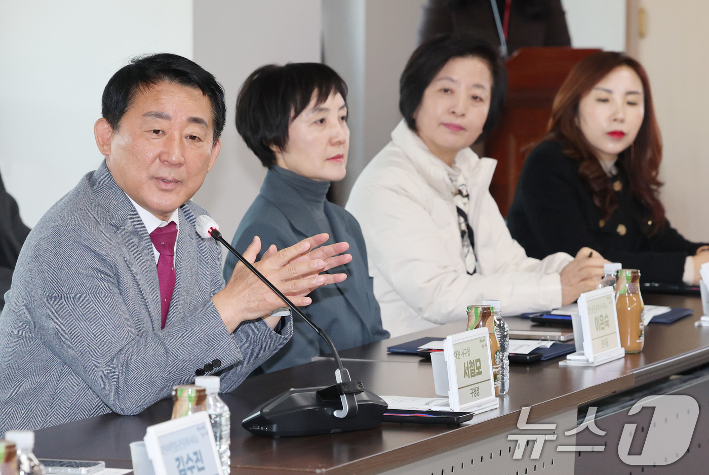 (대전=뉴스1) 김기태 기자 = 서철모 대전 서구청장이 26일 구청에서 열린 전세사기 피해예방 상담소 운영 간담회에 참석해 공인중개사들과 의견을 나누고 있다.전세사기 피해예방 상담 …