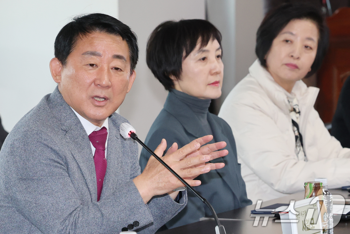 (대전=뉴스1) 김기태 기자 = 서철모 대전 서구청장이 26일 구청에서 열린 전세사기 피해예방 상담소 운영 간담회에 참석해 공인중개사들과 의견을 나누고 있다.전세사기 피해예방 상담 …