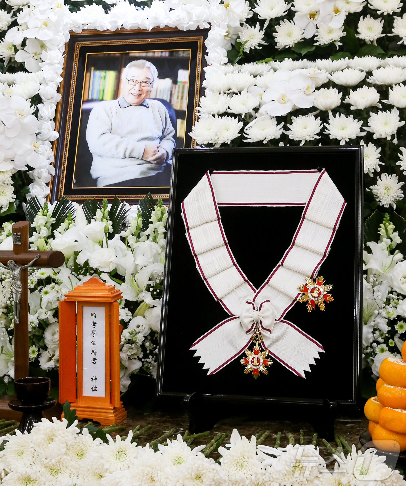 (서울=뉴스1) 사진공동취재단 = 향년 91세를 일기로 별세한 원로 배우 겸 이순재 전 국회의원의 빈소가 지난 25일 서울아산병원 장례식장에 마련된 가운데 정부가 故 이순재 씨에게 …