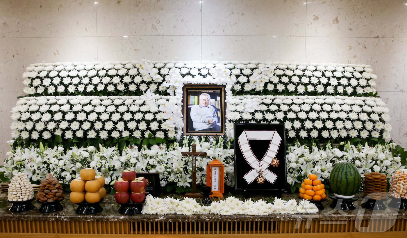 (서울=뉴스1) 사진공동취재단 = 향년 91세를 일기로 별세한 원로 배우 겸 이순재 전 국회의원의 빈소가 지난 25일 서울아산병원 장례식장에 마련된 가운데 정부가 故 이순재 씨에게 …