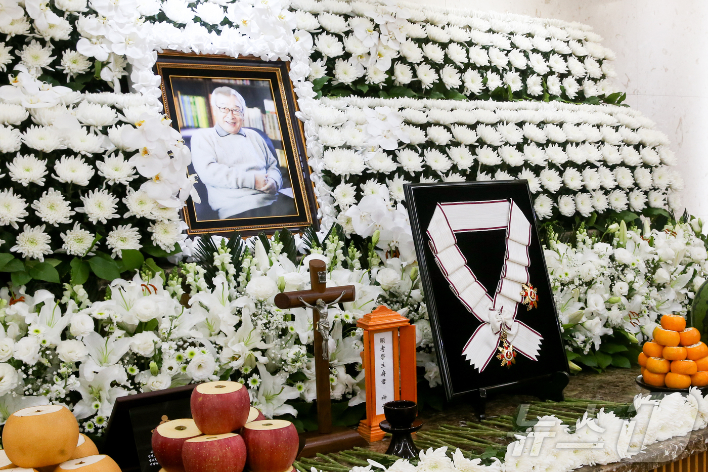 (서울=뉴스1) 사진공동취재단 = 향년 91세를 일기로 별세한 원로 배우 겸 이순재 전 국회의원의 빈소가 지난 25일 서울아산병원 장례식장에 마련된 가운데 정부가 故 이순재 씨에게 …