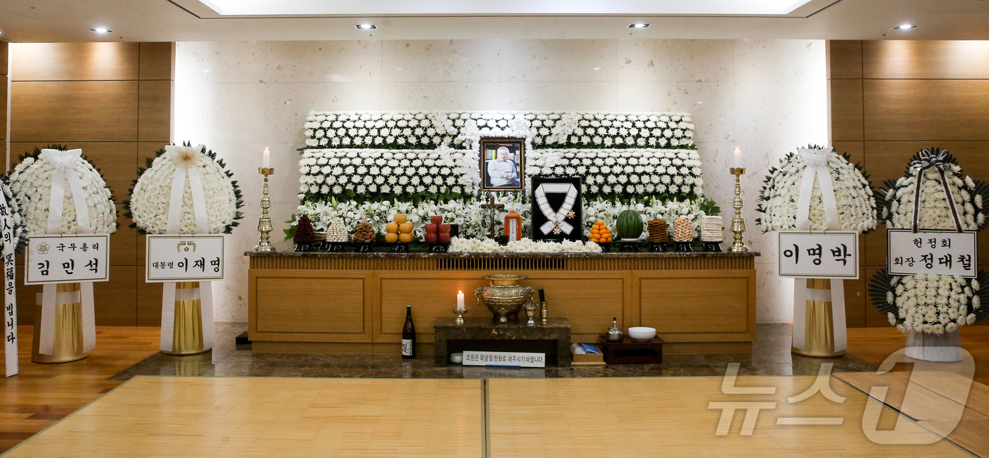 (서울=뉴스1) 사진공동취재단 = 향년 91세를 일기로 별세한 원로 배우 겸 이순재 전 국회의원의 빈소가 지난 25일 서울아산병원 장례식장에 마련된 가운데 정부가 故 이순재에게 추 …