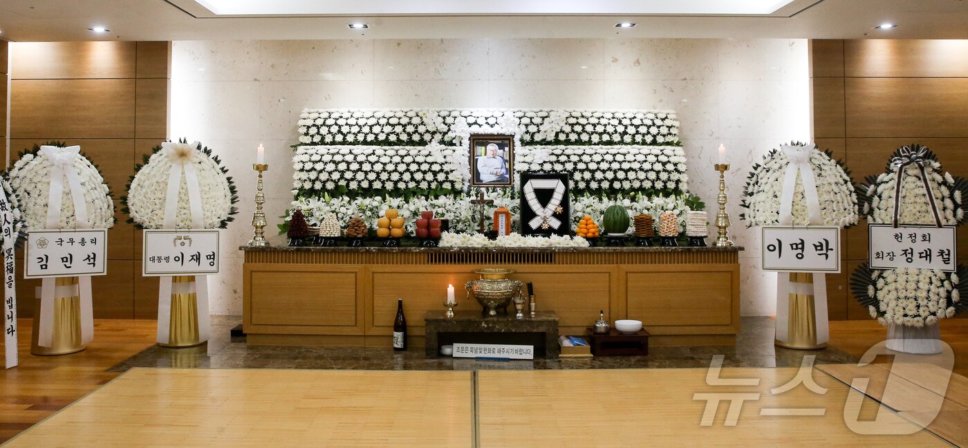 본문 이미지 - 향년 91세를 일기로 별세한 원로 배우 겸 이순재 전 국회의원의 빈소가 지난 25일 서울아산병원 장례식장에 마련된 가운데 정부가 故 이순재에게 추서한 금관문화훈장이 빈소에 놓여있다. 2025.11.26/뉴스1 ⓒ News1 사진공동취재단