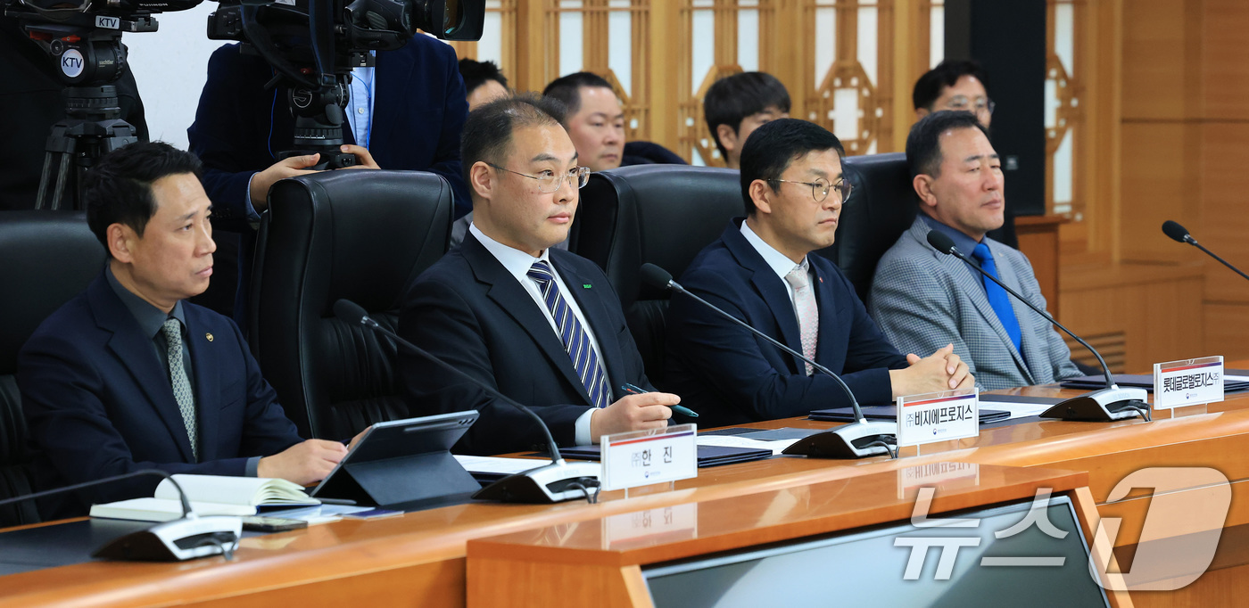 (서울=뉴스1) 임세영 기자 = 롯데글로벌로지스 권순근 본부장(왼쪽부터), BGF로지스 이민재 대표이사, CJ대한통운 최갑주 본부장, 한진 백광호 본부장이 26일 서울 종로구 정부 …