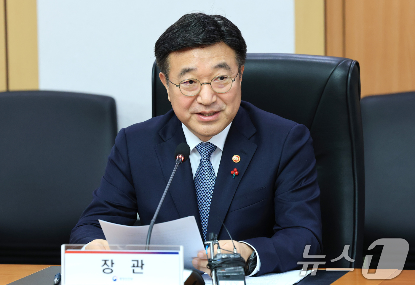 (서울=뉴스1) 임세영 기자 = 윤호중 행정안전부 장관이 26일 서울 종로구 정부서울청사에서 열린 국가재난관리 물류기업 지정서 수여식에서 모두발언을 하고 있다. 2025.11.26 …