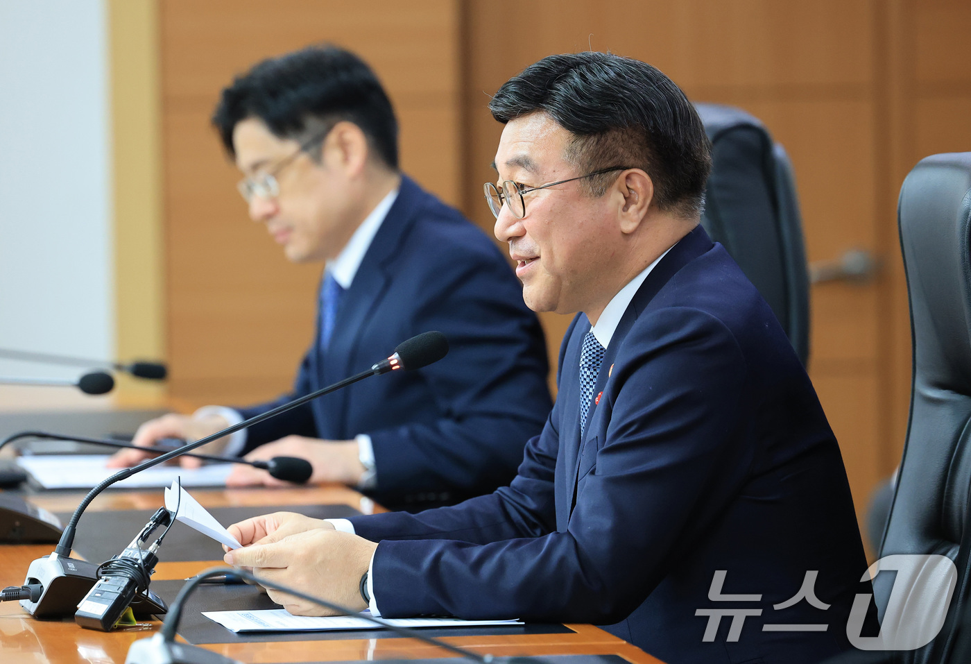 (서울=뉴스1) 임세영 기자 = 윤호중 행정안전부 장관이 26일 서울 종로구 정부서울청사에서 열린 국가재난관리 물류기업 지정서 수여식에서 모두발언을 하고 있다. 2025.11.26 …