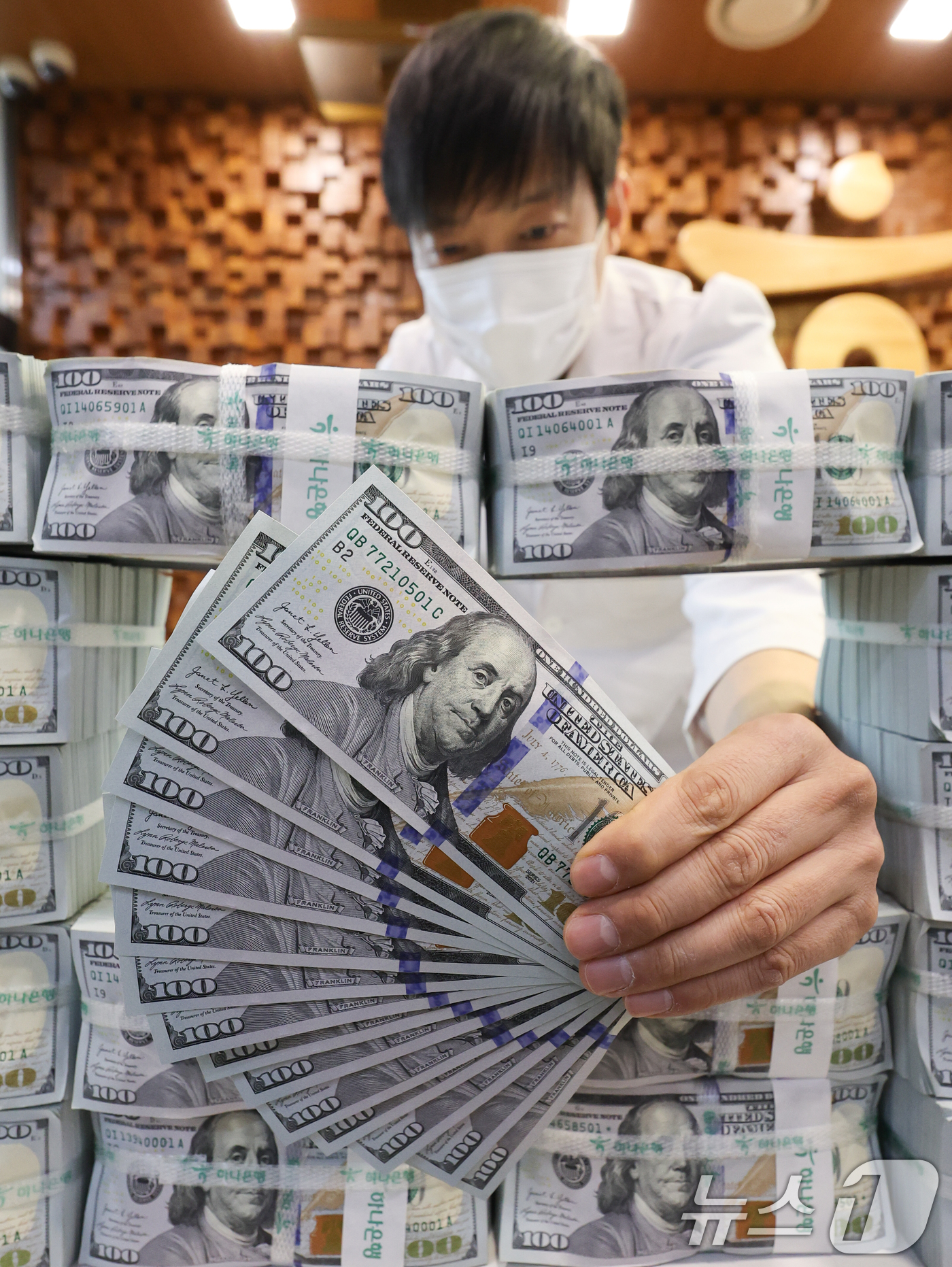 (서울=뉴스1) 허경 기자 = 연일 계속되는 달러·원 환율 고공행진에 시중은행의 달러 예금에 대규모 자금이 몰리고 있다. 불안정한 금융 시장 속에서 환차익을 노리는 투자 심리가 확 …