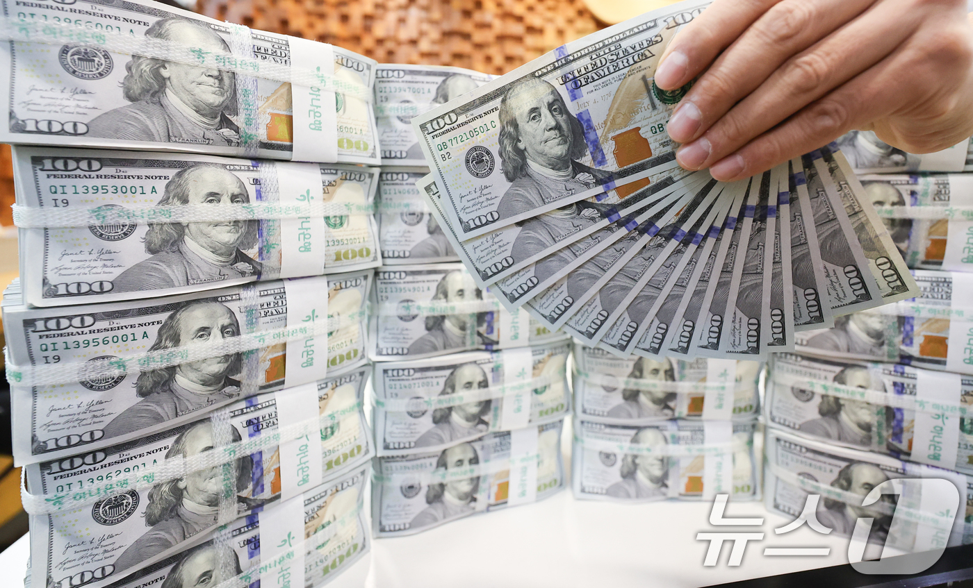 (서울=뉴스1) 허경 기자 = 연일 계속되는 달러·원 환율 고공행진에 시중은행의 달러 예금에 대규모 자금이 몰리고 있다. 불안정한 금융 시장 속에서 환차익을 노리는 투자 심리가 확 …