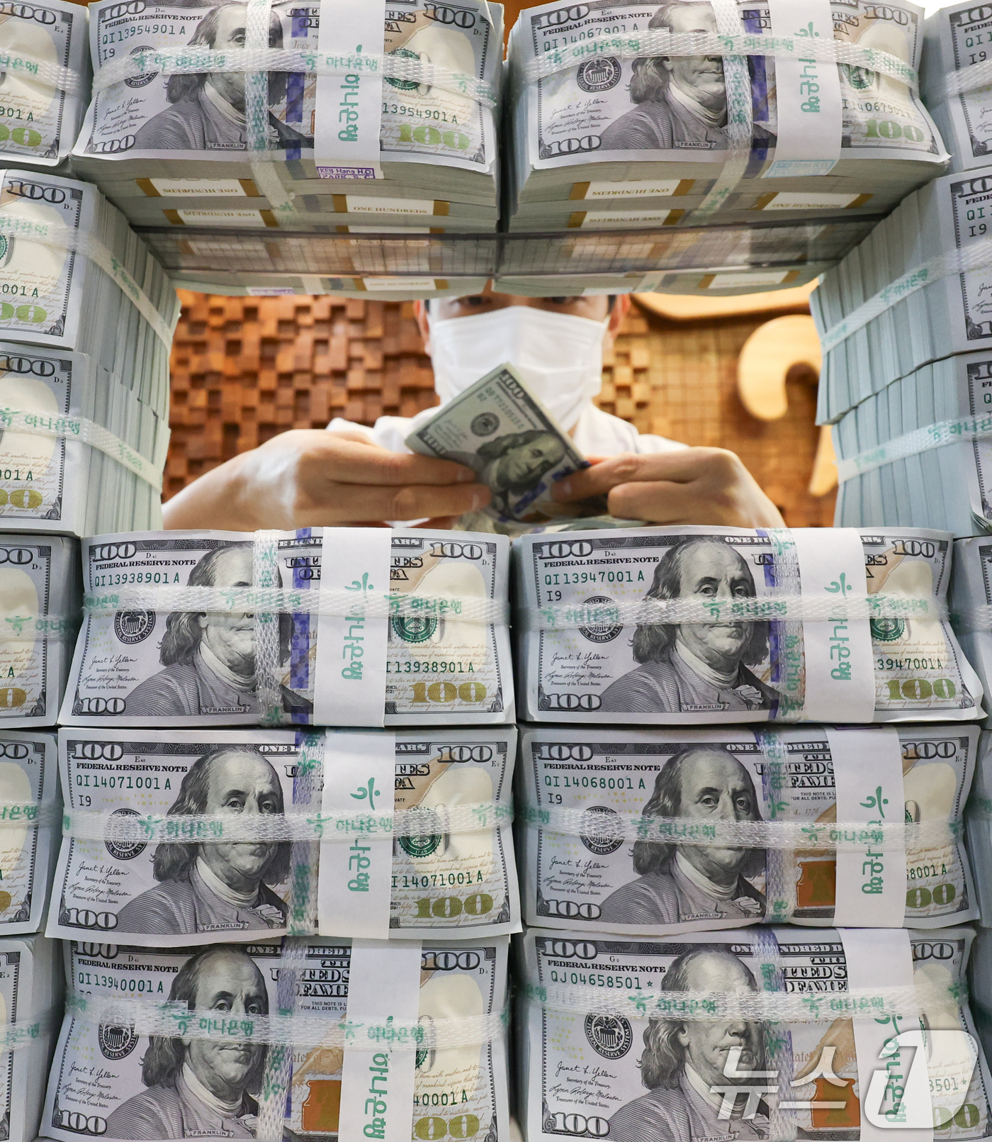 (서울=뉴스1) 허경 기자 = 연일 계속되는 달러·원 환율 고공행진에 시중은행의 달러 예금에 대규모 자금이 몰리고 있다. 불안정한 금융 시장 속에서 환차익을 노리는 투자 심리가 확 …