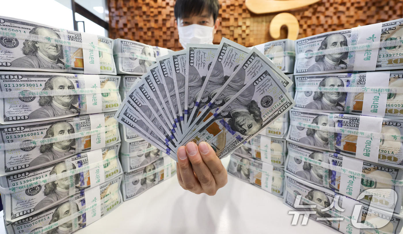 (서울=뉴스1) 허경 기자 = 연일 계속되는 달러·원 환율 고공행진에 시중은행의 달러 예금에 대규모 자금이 몰리고 있다. 불안정한 금융 시장 속에서 환차익을 노리는 투자 심리가 확 …