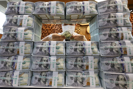 무증빙 해외송금 한도 연 10만 달러로 통합…지정거래은행도 폐지