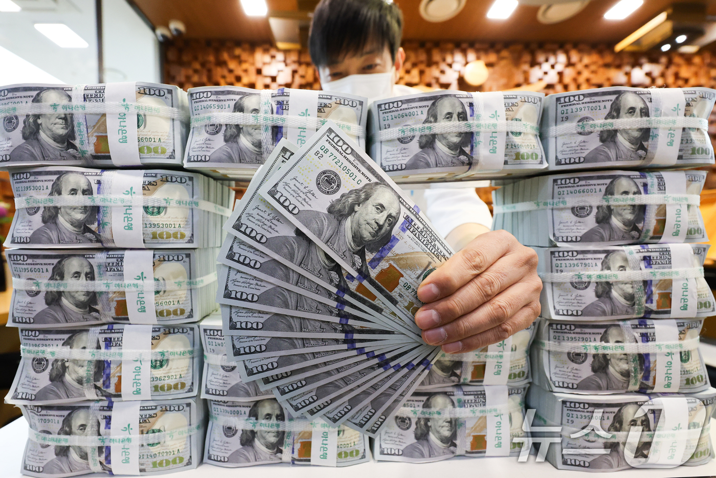 (서울=뉴스1) 허경 기자 = 연일 계속되는 달러·원 환율 고공행진에 시중은행의 달러 예금에 대규모 자금이 몰리고 있다. 불안정한 금융 시장 속에서 환차익을 노리는 투자 심리가 확 …