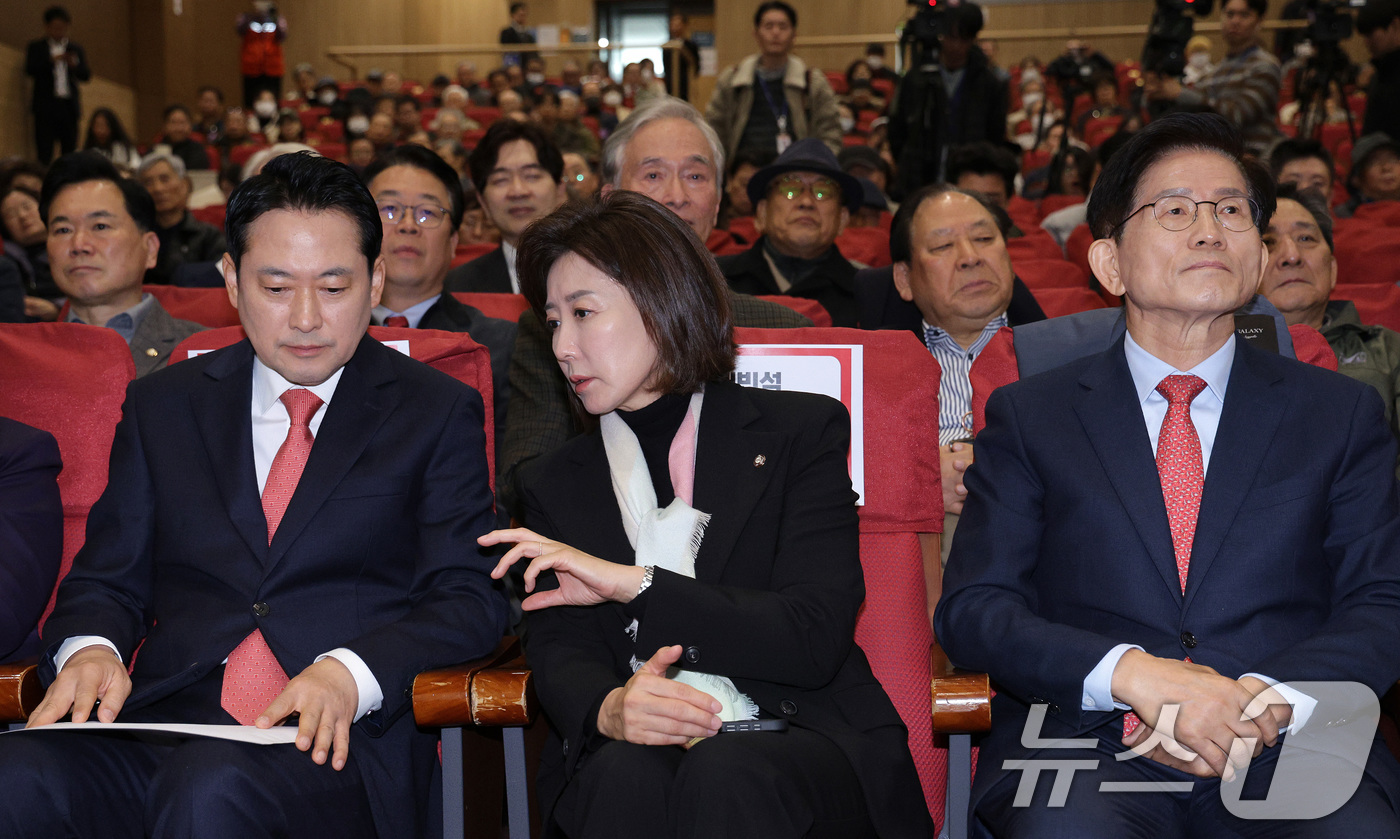 (서울=뉴스1) 신웅수 기자 = 장동혁 국민의힘 대표와 나경원 의원이 26일 서울 여의도 국회 의원회관에서 열린 '독립외교 40년 : 이승만의 외로운 투쟁' 시사회에서 대화하고 있 …