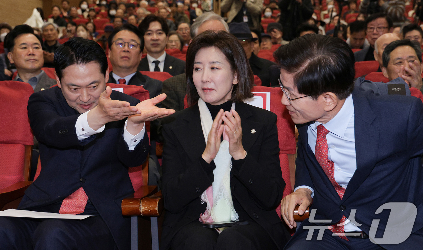 (서울=뉴스1) 신웅수 기자 = 장동혁 국민의힘 대표와 김문수 전 경기도지사가 26일 서울 여의도 국회 의원회관에서 열린 '독립외교 40년 : 이승만의 외로운 투쟁' 시사회에서 대 …