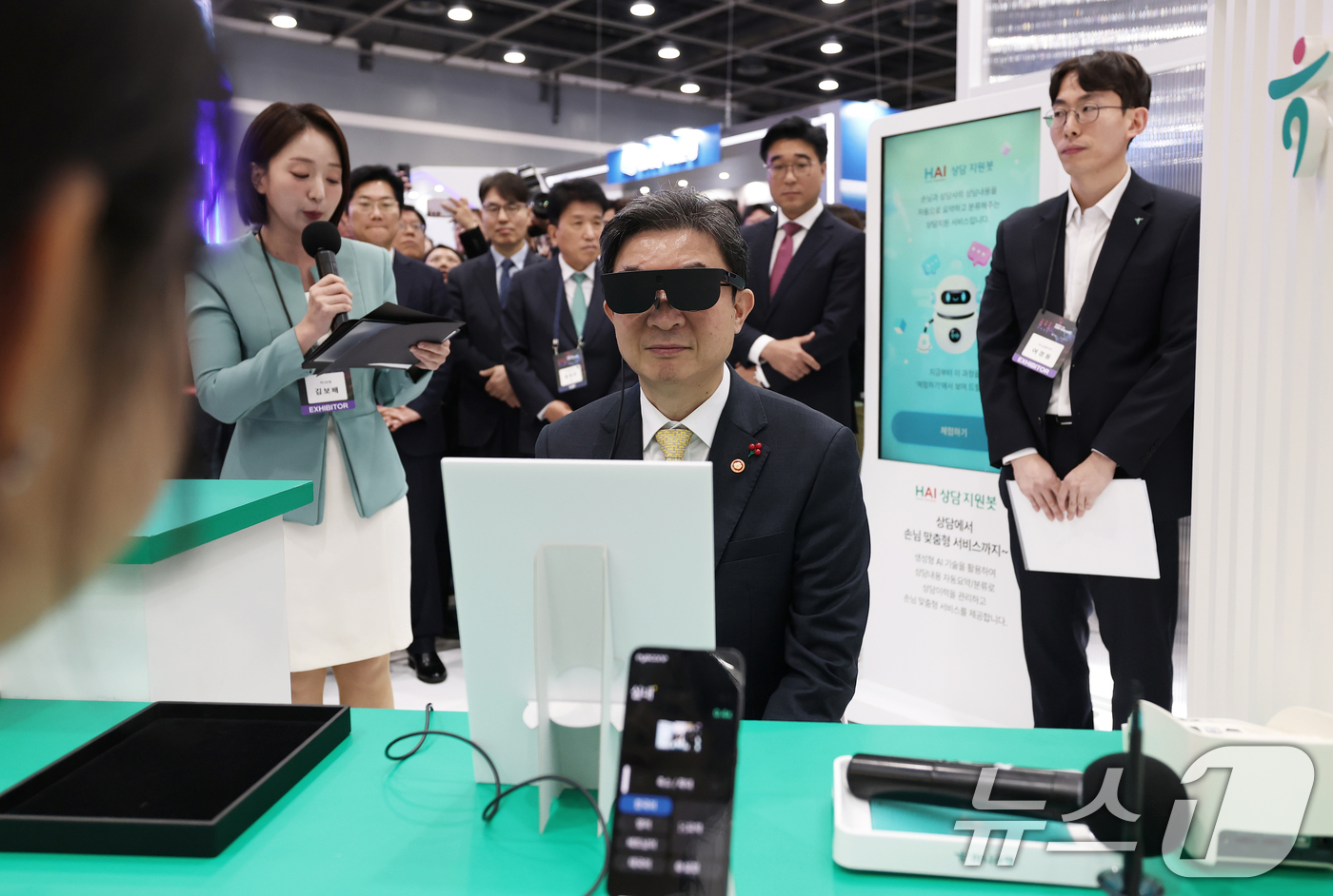 (서울=뉴스1) 오대일 기자 = 이억원 금융위원장이 26일 오전 서울 서초구 aT센터에서 열린 '코리아 핀테크 위크 2025' 하나금융 부스에서 AI 안경을 착용한 채 금융 상품 …