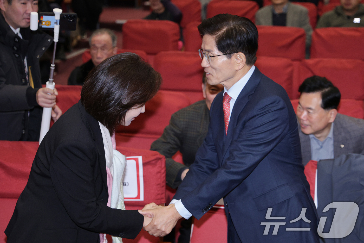 (서울=뉴스1) 신웅수 기자 = 김문수 전 경기도지사와 나경원 국민의힘 의원이 26일 서울 여의도 국회 의원회관에서 열린 '독립외교 40년 : 이승만의 외로운 투쟁' 시사회에서 인 …